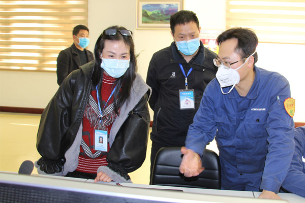 1582763708375278.jpg 中控室查看焚燒數(shù)據(jù).jpg